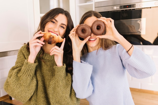 Donne divertenti con pasticceria