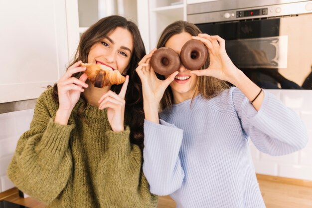 Donne divertenti con pasticceria