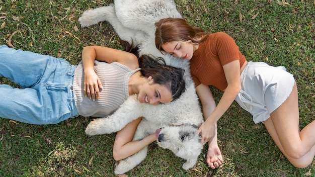 Donne e dog sitter sull'erba