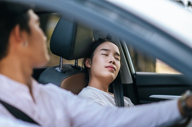 Donne e uomini siedono in macchina e sono stressati. messa a fuoco selettiva.