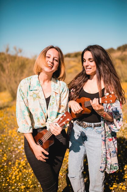 Donne eleganti con ukulele