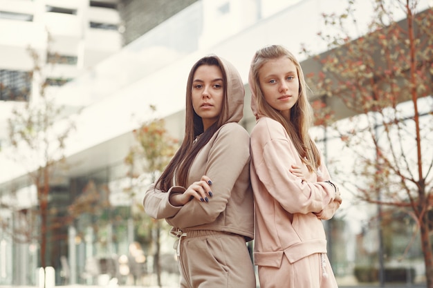 Donne eleganti e alla moda in città