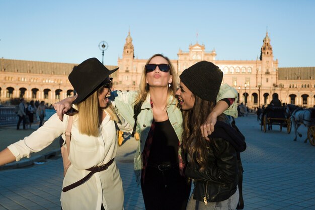 Donne eleganti in piazza