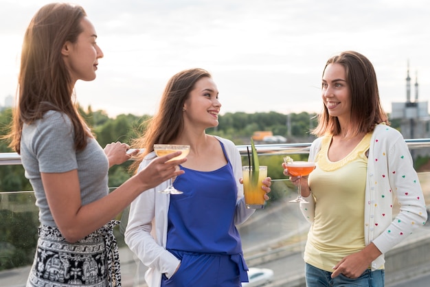 Donne felici a una festa in terrazza