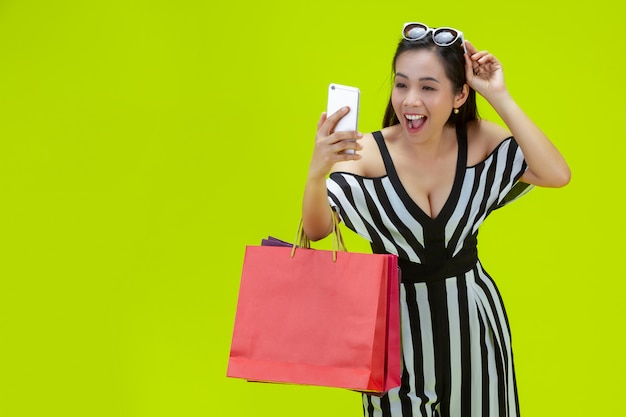 Donne felici che acquistano online con uno smart phone