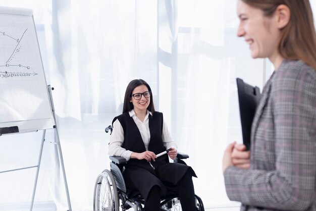 Donne felici che lavorano insieme