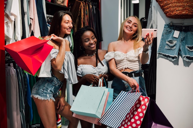 Donne felici che prendono selfie nel deposito