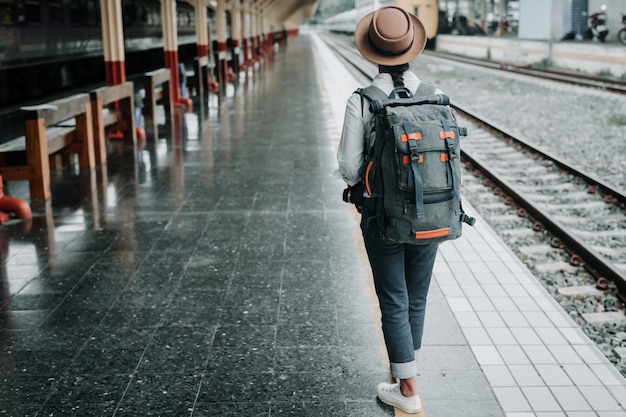 Donne felici che viaggiano in treno, vacanze, idee di viaggio.