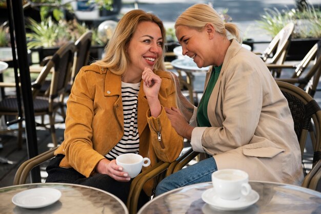 Donne felici del colpo medio che chiacchierano