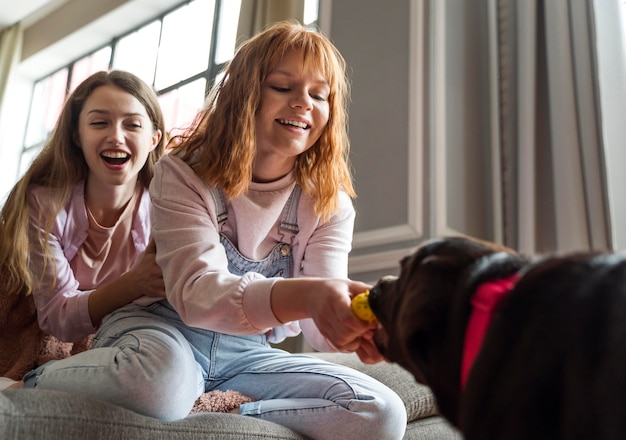 Donne felici del colpo medio con il cane