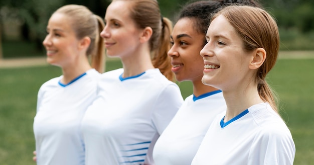 Donne felici del colpo medio in piedi