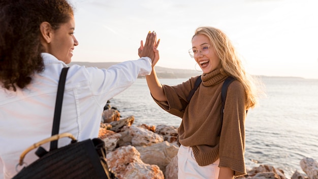 Donne felici del primo piano alla spiaggia