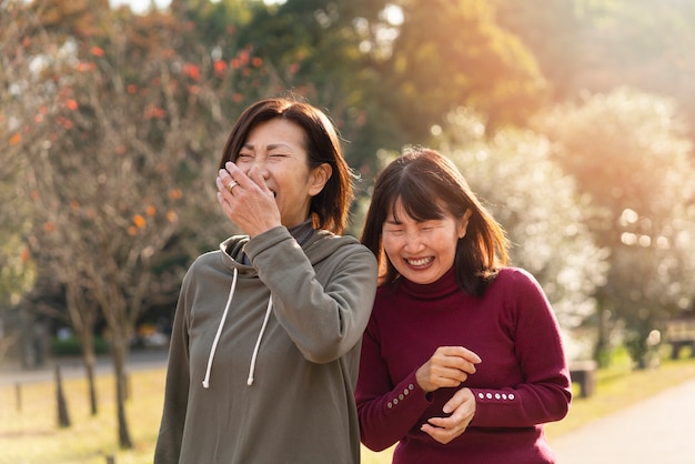 Donne felici del tiro medio che camminano insieme