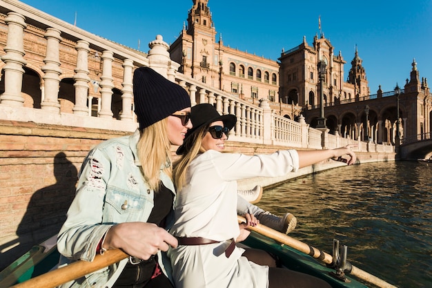 Donne in barca guardando la distanza