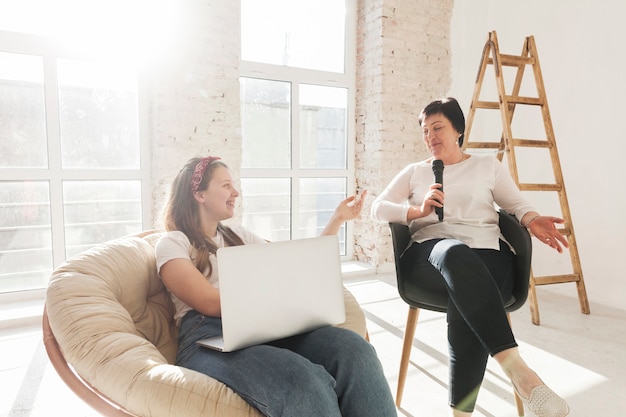 Donne in camicie bianche utilizzando un computer portatile