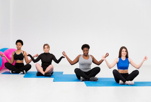 Donne in posizione yoga durante le lezioni di fitness