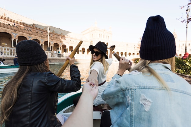 Donne in sella a una barca