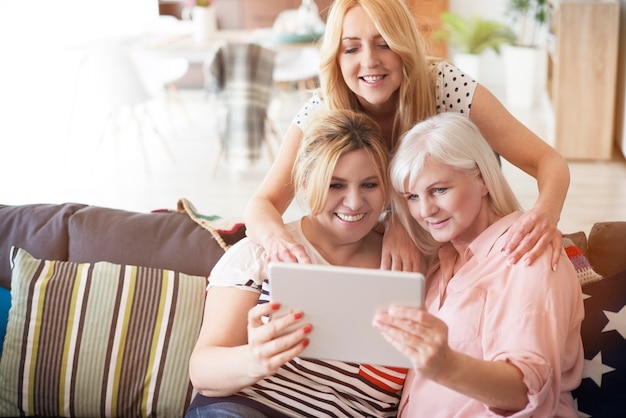 Donne mature moderne con tavoletta digitale