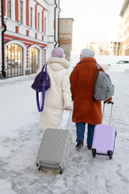 Donne musulmane che camminano ed esplorano la città mentre sono in vacanza