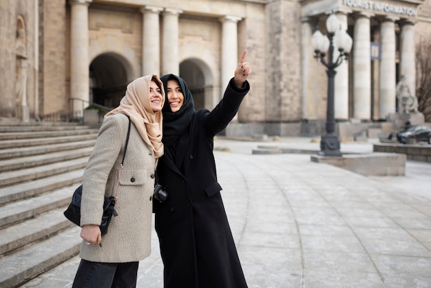 Donne musulmane che viaggiano insieme