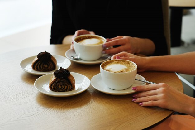 Donne nel caffè