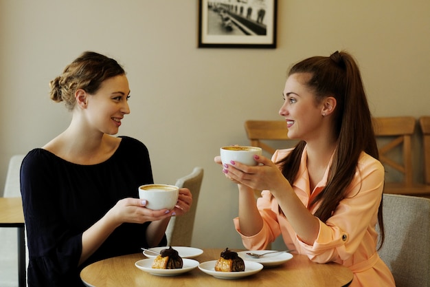 Donne nel caffè