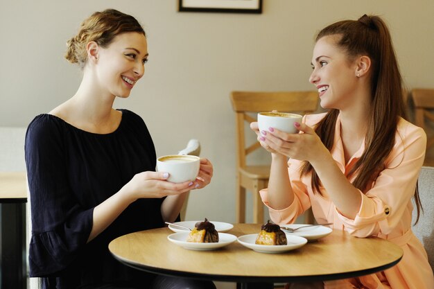 Donne nel caffè