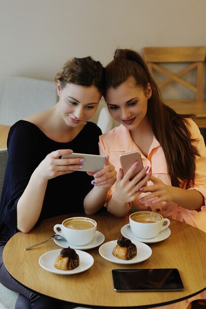 Donne nel caffè