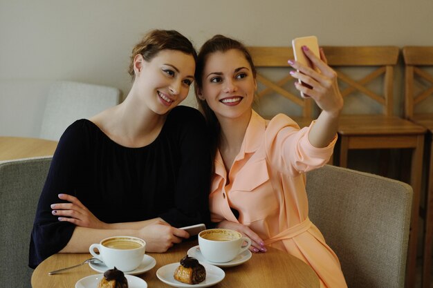 Donne nel caffè