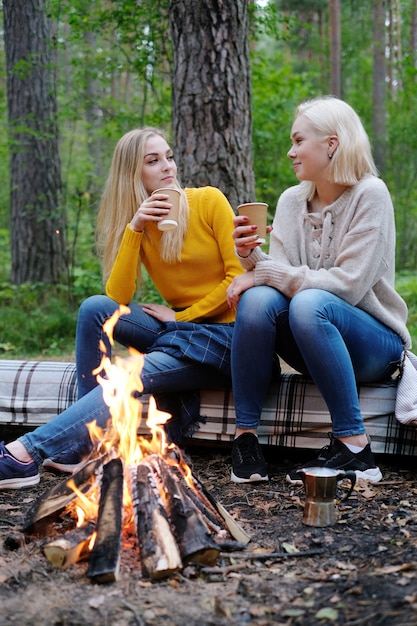 Donne nella foresta