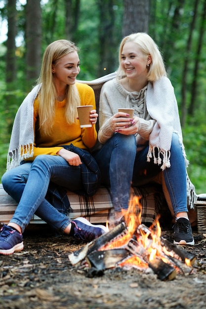 Donne nella foresta