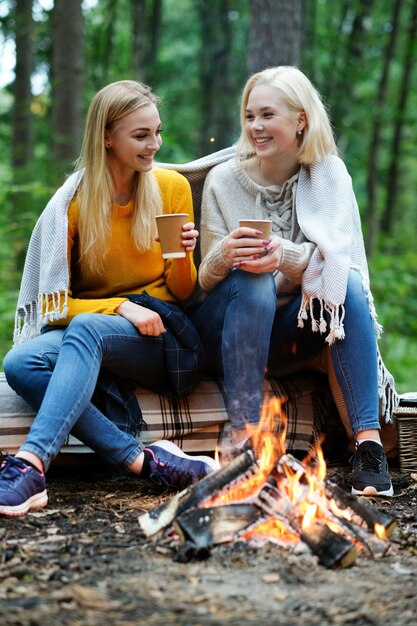 Donne nella foresta