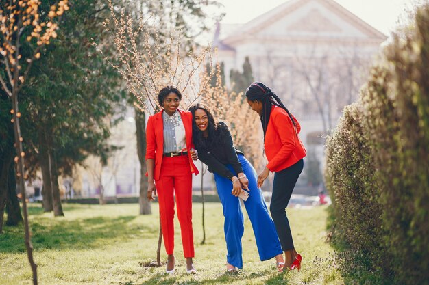 Donne nere in un parco