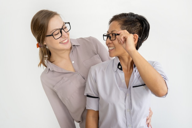 Donne positive che si abbracciano e si guardano l&#39;un l&#39;altro