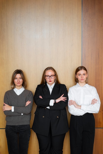 Donne professionali in abiti eleganti in ufficio