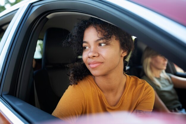 Donne ravvicinate che viaggiano in macchina