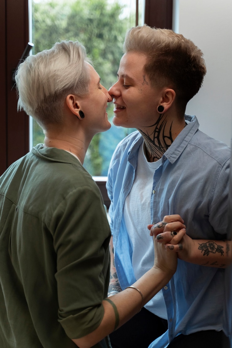 Foto gratuito donne romantiche di vista laterale a casa