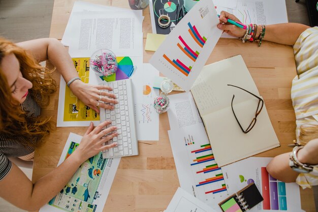 Donne sedute e lavorando