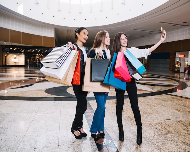 Donne selfie nel centro commerciale