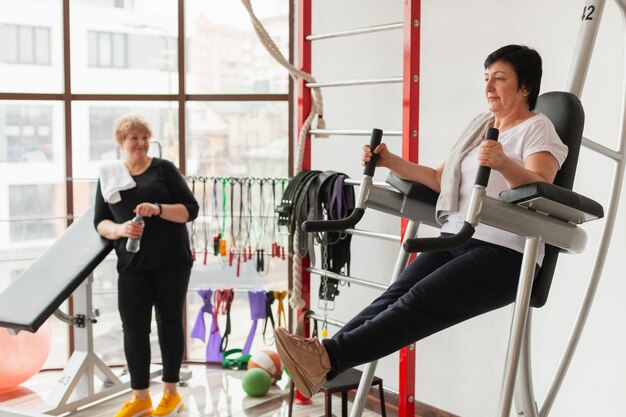 Donne senior dell'angolo alto alla palestra