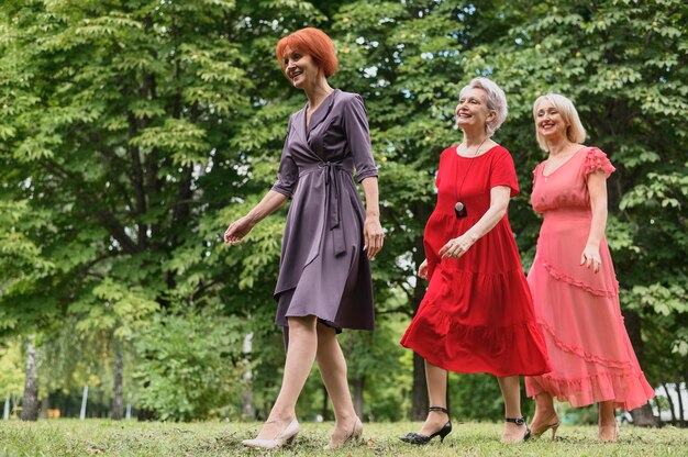 Donne senior eleganti che camminano nel parco