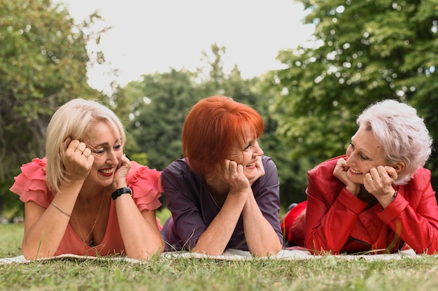 Donne senior sveglie del primo piano nel parco