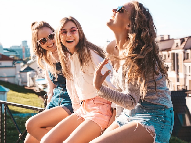 Donne sexy che si siedono sul corrimano in strada Comunicano e discutono di qualcosa