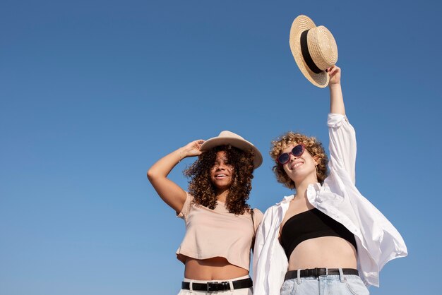 Donne sorridenti a colpo medio che viaggiano