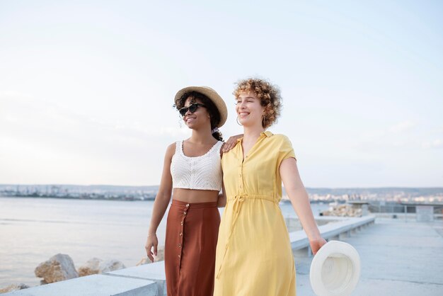 Donne sorridenti a colpo medio che viaggiano