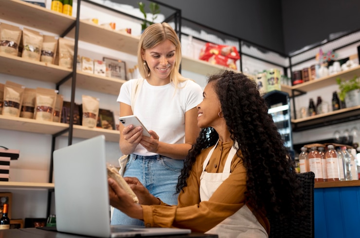 Foto gratuito donne sorridenti a colpo medio con dispositivi