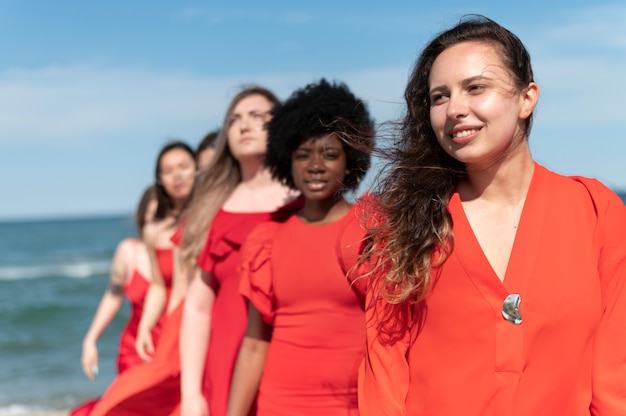 Donne sorridenti a colpo medio in spiaggia