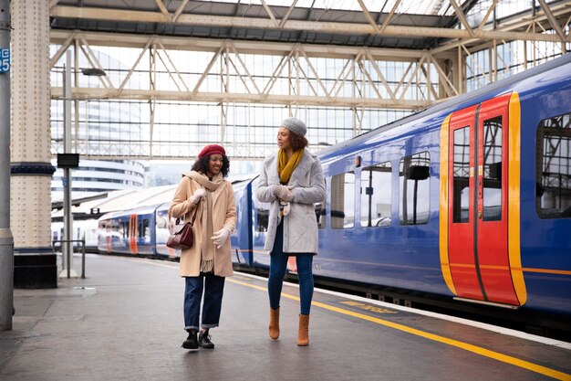 Donne sorridenti a tutto campo alla stazione dei treni