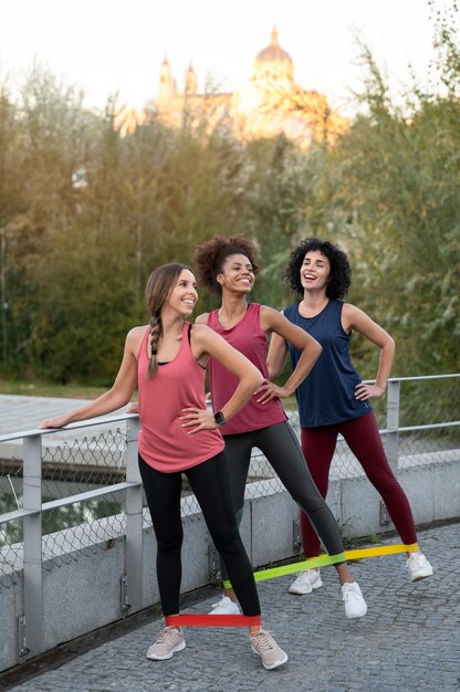 Donne sorridenti a tutto campo che si allenano con le bande