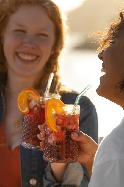 Donne sorridenti ad alto angolo con sangria